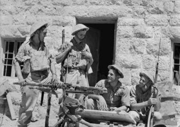 مجموعة من الجنود الاستراليين بعد سيطرتهم على ثكنة الخيام