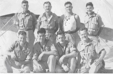 مجموعة من الجنود الاستراليين الفارين من كريت على متن احد القوارب وصولا إلى مصر