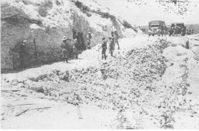 جنود يعلمون على تسوية الفجوة التي أحدثت في الطريق قرب الاسكندرون – جنوب لبنان