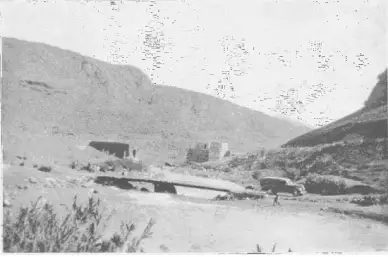 صورة تظهر جسر مستحدث على نهر الليطاني –الخردلي أقيم في شهر حزيران 1941 <br>لعبور الآليات بعد نسف قوات المحور للجسر القديم الذي يظهر في خلفية