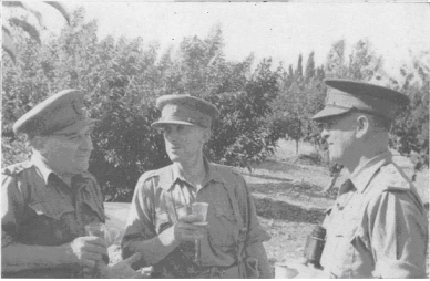 المايجور جنرال ألن و البريغادير بري مان و البريغادير كوكس أثناء استراحتهم في شمال فلسطين