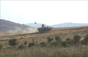 دبابة دولية على مقربة من الحدود أمس