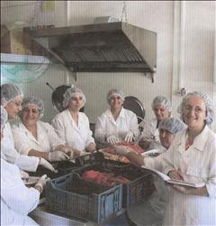 سيدات يعملن في التصنيع الزراعي في تعاونية وادي التيم