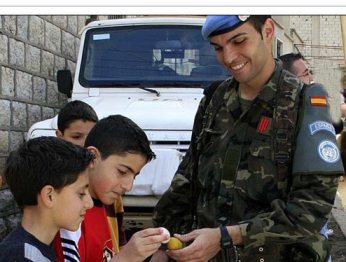 جندي أسباني يفاقس البيض مع الأطفال جنوبي لبنان