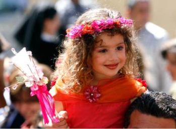 من مسيرة أحد الشعانين أمس حيث احتفل المسيحيّون الذين يتبعون التقويم الغربي بالعيد