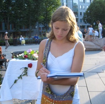 شابة نرويجية تسجل في سجل تعازي مجزرة قانا