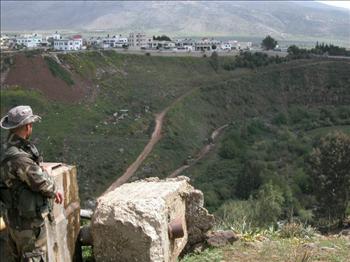 يراقب المنطقة التي تعمل فيها القوات الإسرائيلية (طارق أبو حمدان)