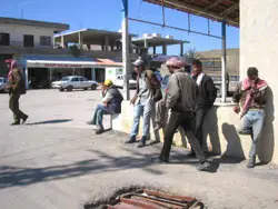 عمال سوريون ينتظرون زبائنهم
