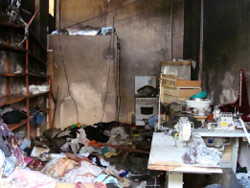 آثار الحريق في الكاراج الذي لجأت اليه عائلة من «البارد»