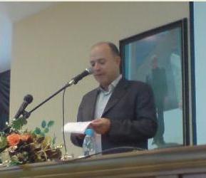مدير عام جمعية المبرات الخيرية يلقي كلمته قبل افتتاح معرض الكتاب