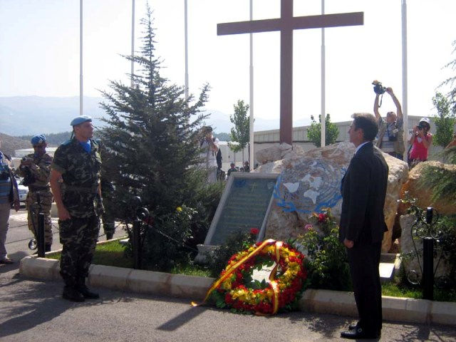 السفير الاسباني كالفو والجنرال اسبيغو أمام النصب التذكاري لشهداء الكتيبة الاسبانية - جورج نهرا