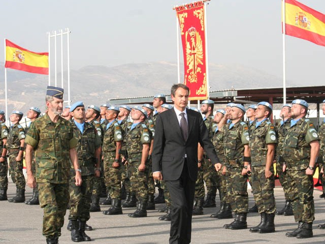 رئيس الوزراء الاسباني يستعرض كتيبة بلاده في سهل بلاط