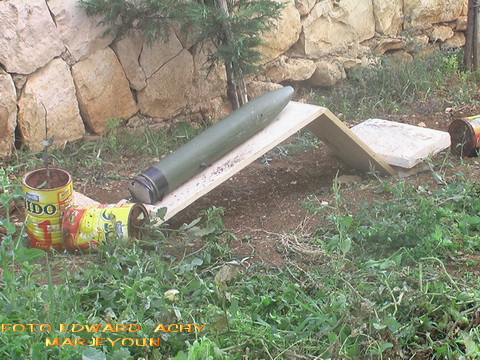 أحد الصواريخ منصوباً على منصة خشبية في حديقة المنزل – صورة ادوار العشي  - مرجعيون