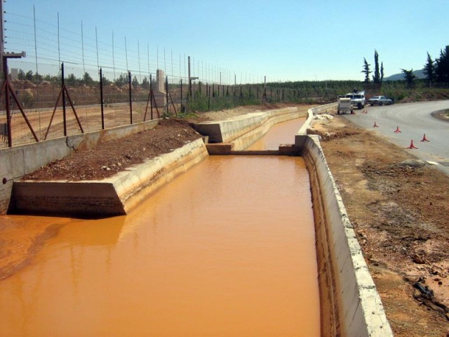 مياه الأمطار التي يجرى تجميعها في بركة اسمنت أقامتها اليونيفيل في لبنان قرب السياج الشائك