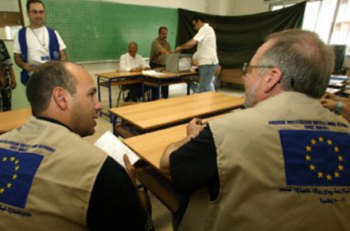 مراقبان أوروبيان في قلم اقتراع في انتخابات الـ 2005