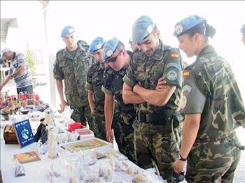 جنود دوليون يتسوقون من معرض للمنتوجات الريفية في الخيام