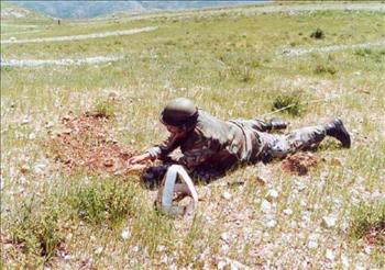 جندي لبناني يفكك لغماً على الحدود مع فلسطين المحتلة