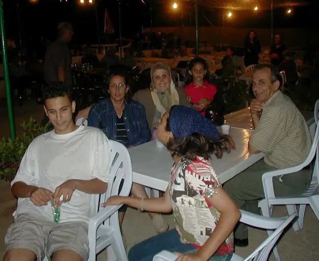 أحمد صادق مع عائلته ومحبيه