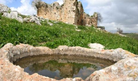 القلعة الصليبية والآبار الرومانية المحيطة بها