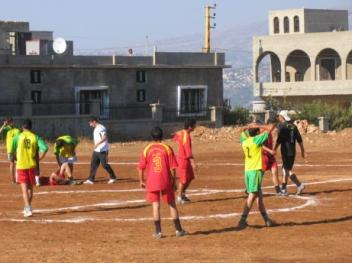 فريق الخيام الرياضي في مباراة سابقة بكرة القدم على ملعبه
