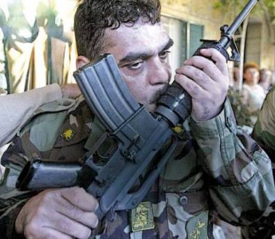 سمير القنطار يقبّل سلاح المقاومة الذي تحرر بفضله