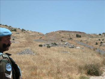 جندي دولي قبالة الموقع الإسرائيلي بعد إزالة العلم والأسلاك الشائكة (طارق أبو حمدان)