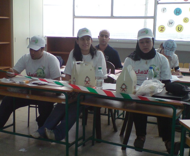 مندوبي المرشحين في أحد أقلام الإقتراع في مدرسة البركة في الخيام