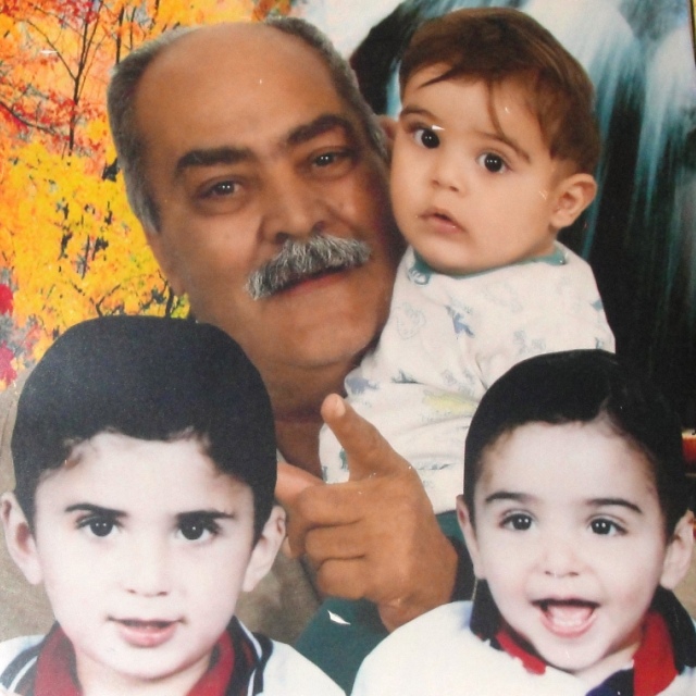 السيد رياض عبدالله (والد ساره) مع الأحفاد
