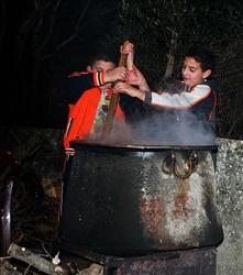 يساعدان في طبخة الهريسة في بنت جبيل