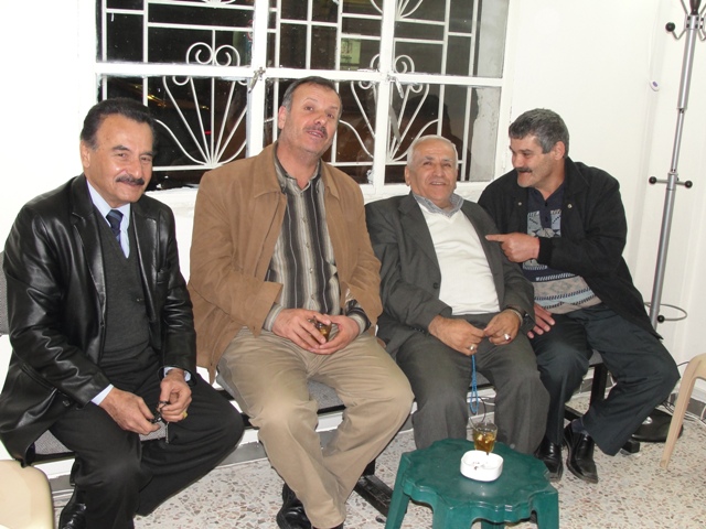 عزات ضاوي (إلى اليمين) مع عدد من مخاتير الخيام
