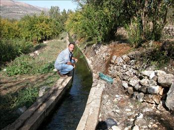 قناة الري الرئيسية في الحاصباني بعد تلوثها