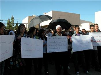 طلاب «معهد حاصبيا» في الاعتصام يحملون المظلات أمس.