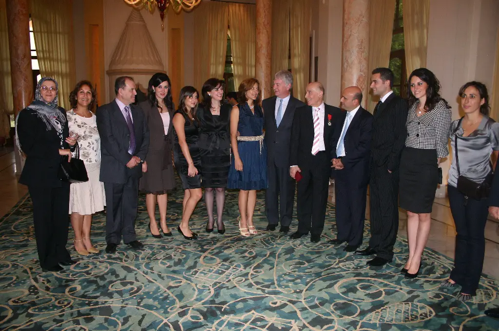 الدكتور كامل مهنا مع بعض أفراد عائله عند تكريمه في السفارة الفرنسية