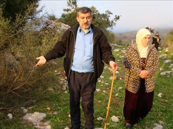 والدا الراعي المخطوف يقفان في منطقة قريبة من المكان الذي تعرض فيه للخطف (طارق أبو حمدان)