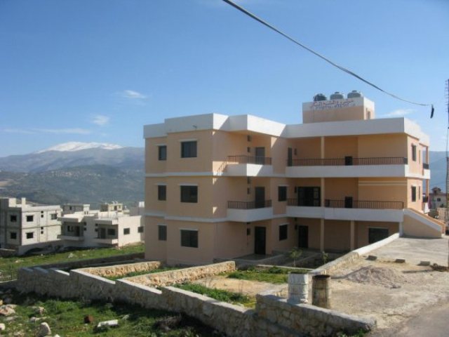 المبنى يطل على جبل الشيخ وعلى قرية إبل السقي