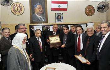 سلمان يتسلم درعاً تكريمية ويبدو النائب نهاد المشنوق والمدير العام لـ«السفير» ياسر نعمة