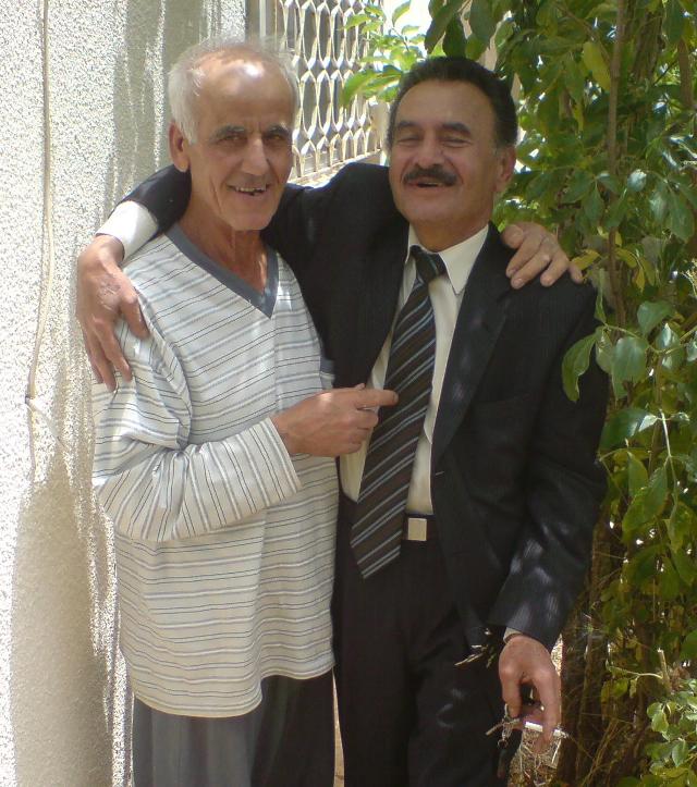 أبو فيروز وأبو حسين بعدما تعانقا