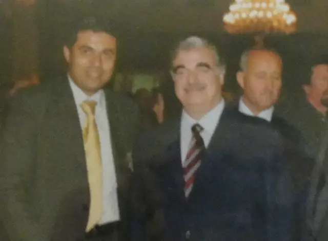 محمد حسن الباشا في صورة مع الشهيد رفيق الحريري