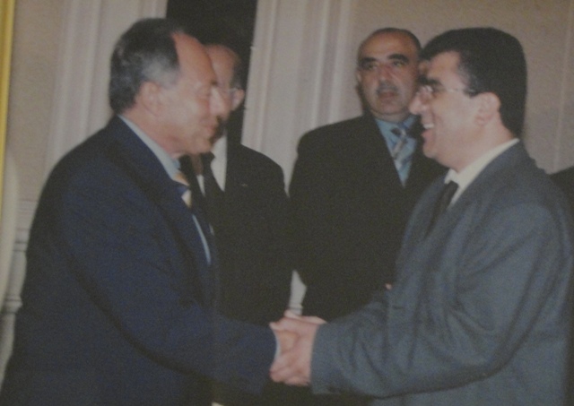 أحمد حسن الباشا في صورة مع الرئيس أميل لحّود