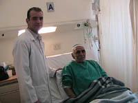 أحد المسنين يتلقى العلاج في مستشفى حاصبيا الحكومي