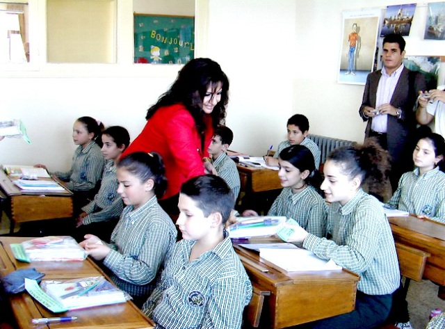 السيدة حردان توزع القرطاسية على تلامذة المدرسة الأرثوذكسية – صورة مايـا العشي – مرجعيون - أرشيف