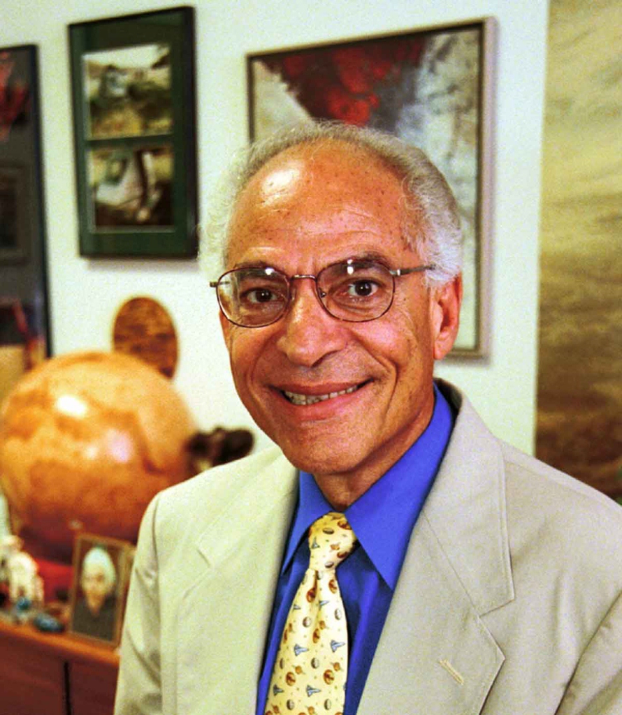 الدكتور فاروق الباز - عالم الفضاء المصرى شغل عدة مناصب في الولايات المتحدة الأمريكية نظراً لنبوغه العلمي كان أهمها مدير مركز أبحاث الفضا