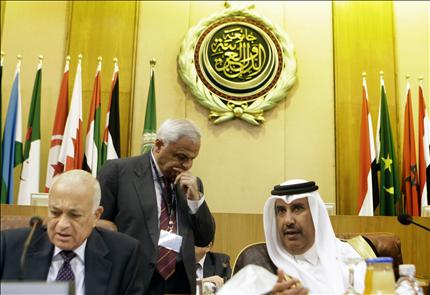 الشيخ حمد والعربي خلال الجلسة الاستثنائية في القاهرة أمس الأول (أ ب)