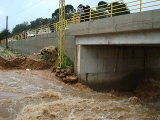أدت السيول بسبب الطقس الماطر الى ارتفاع منسوب مياه نهري الحاصباني واليطاني