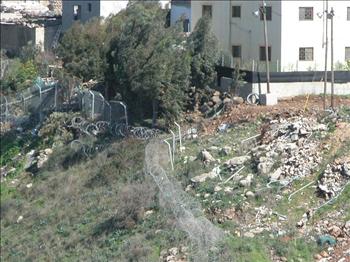 السياج الشائك الذي أقامته إسرائيل في الطرف اللبناني من الغجر