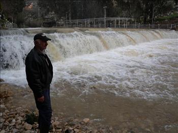 زكريا يراقب بأسف تدفق المياه إلى فلسطين المحتلة.