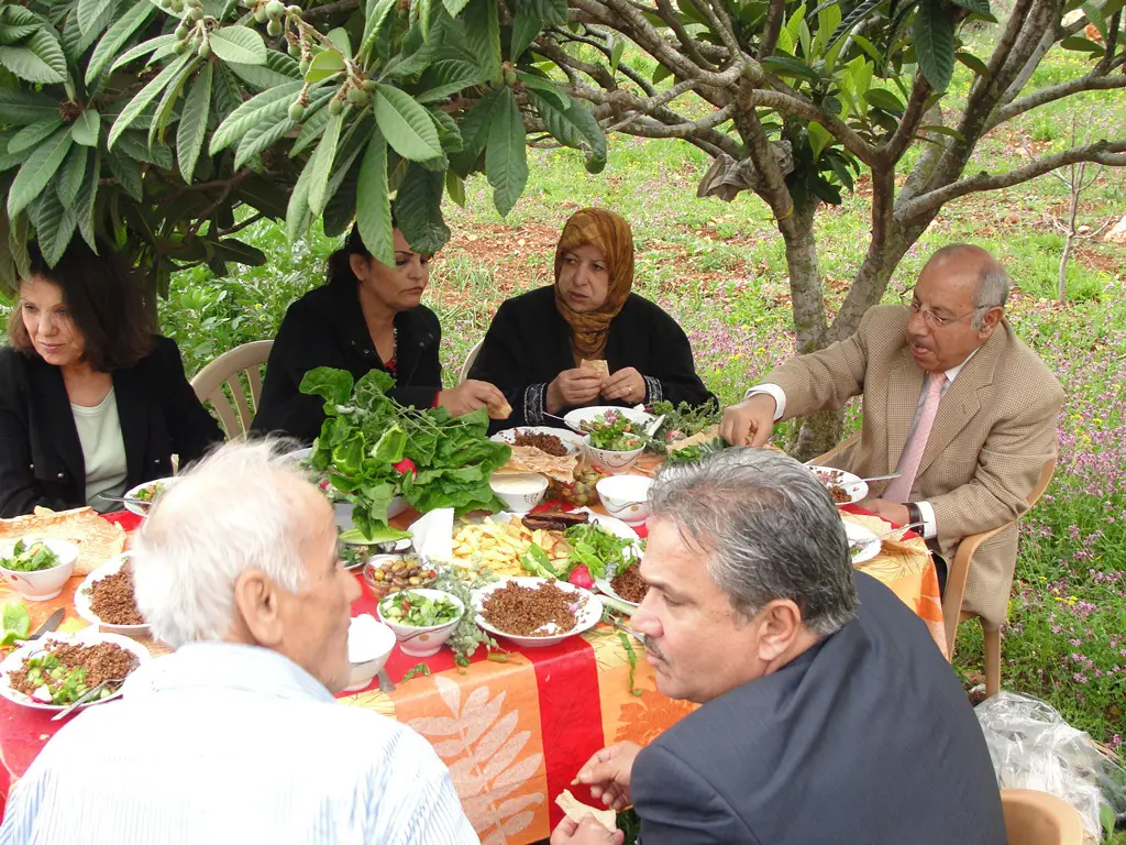 غداء في الحكورا: أكلة مجدرة حمراء.. من وحي جمال الطبيعة
