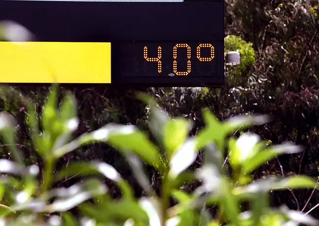 مؤشر للحرارة يسجل 40 درجة مئوية على لوحة اعلانية في بيروت قبل ظهر امس