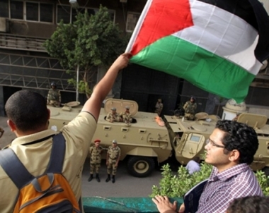 طلاب مصريون يتظاهرون امام السفارة الاسرائيلية بالقاهرة مطالبين بقطع العلاقات مع تل ابيب