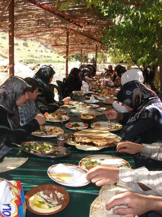 حفل الغذاء التكريمي على ضفاف نهر الدلافة للهيئتين التعليمية والإدارية لثانوية الأحمدية